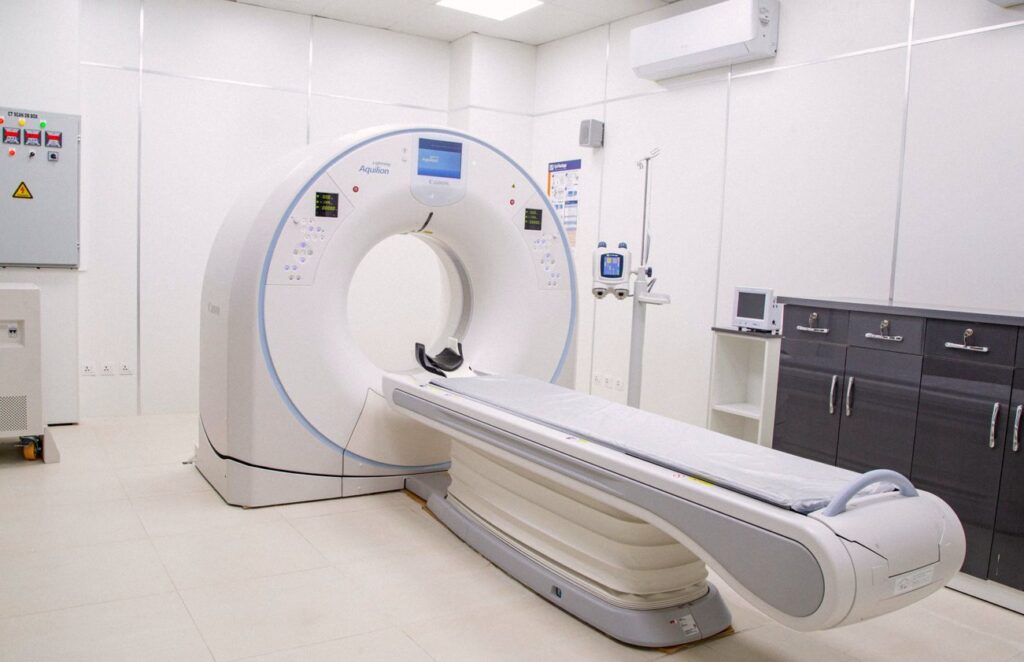 Aparat do rezonansu magnetycznego w pustej pracowni diagnostycznej