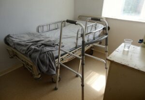 Złamanie szyjki kości udowej u seniora: leczenie i powrót do chodzenia